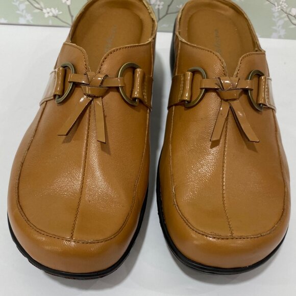 easySpirit Damaras leather Mules NWOT Caramel colored Women S 8.5 Gold accents - Picture 3 of 11